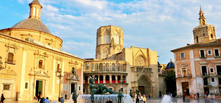 Plaza De La Reina Travel Guidebook Must Visit Attractions In