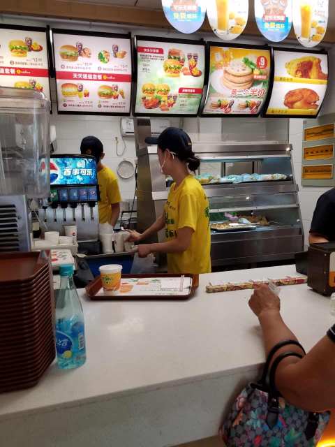 华莱士·全鸡汉堡(巩义新华店)餐厅图片