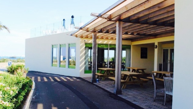 Divots Bar, Grill & Terrace