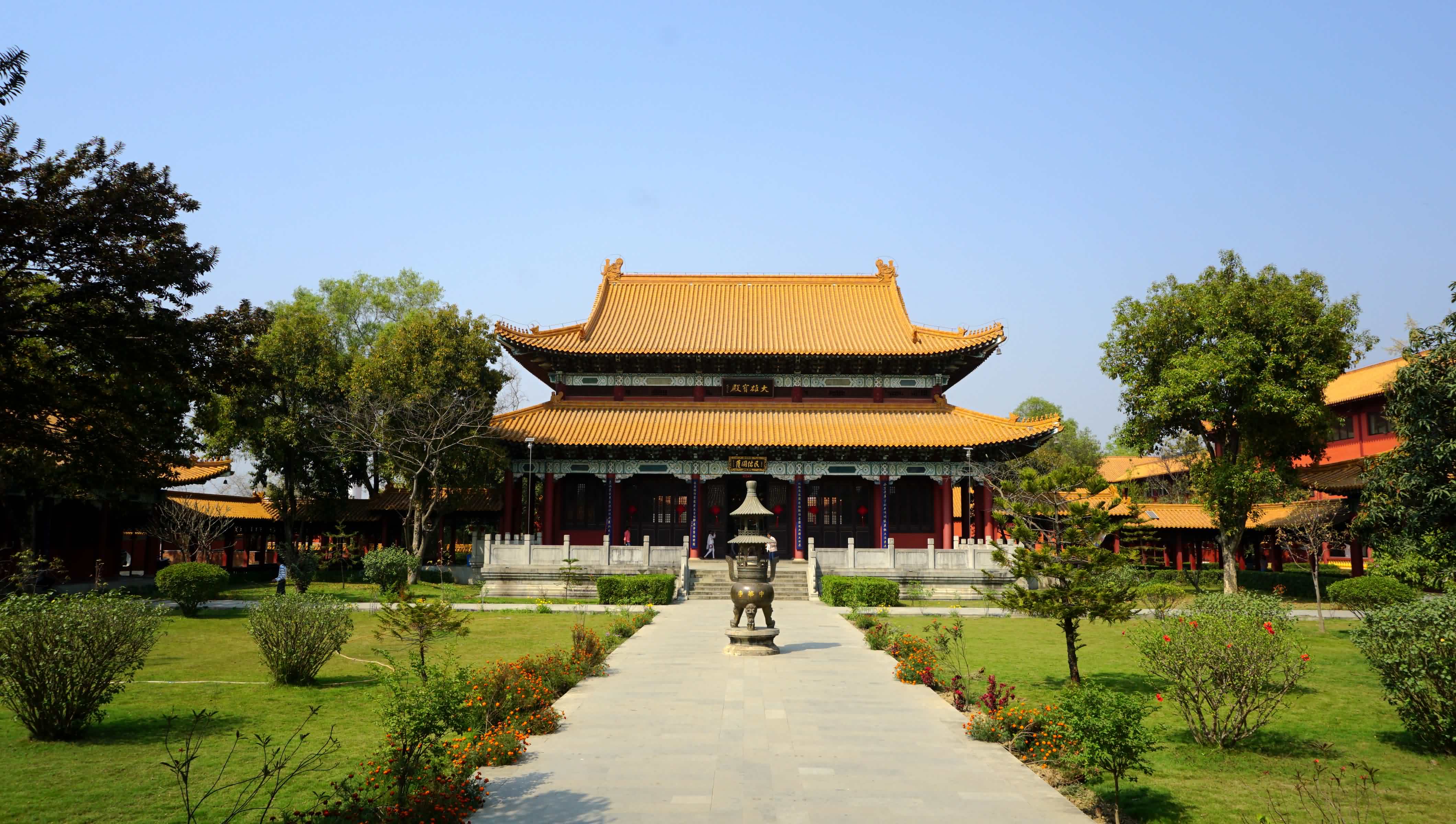 在中华寺对面是“韩国寺（Korea Temple）”。寺庙正殿高大雄伟，按青瓦台风格建造。