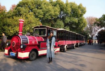 湖南博物院+橘子洲+岳麓山爱晚亭【长沙一日游】导游精讲【1：特别赠送：[湖南博物院无线耳麦服务]，火宫殿全店通用九折券，品牌矿泉水，】