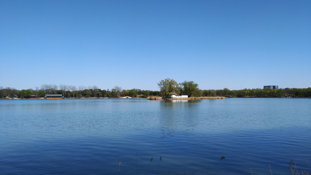 北京圆明园中的福海：初春三月的下午