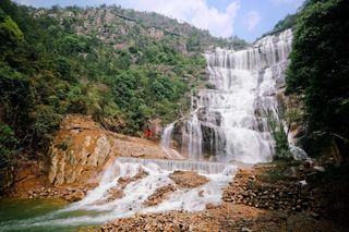 寻找徐霞客笔下的天台山，邂逅倾泻而下的大瀑布