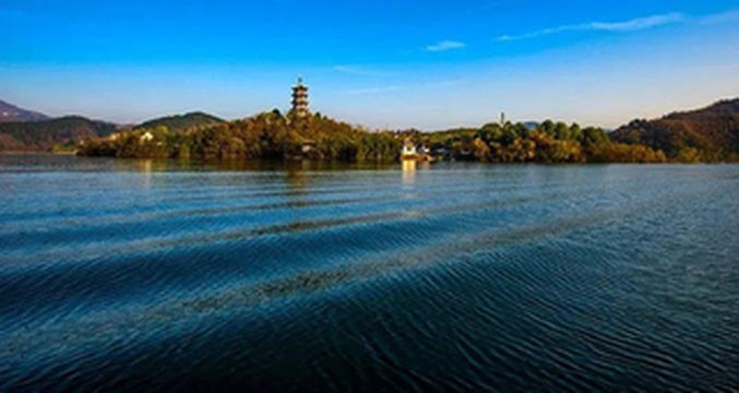 五一小长假迎客第一天,瀛湖景区游客玩嗨了