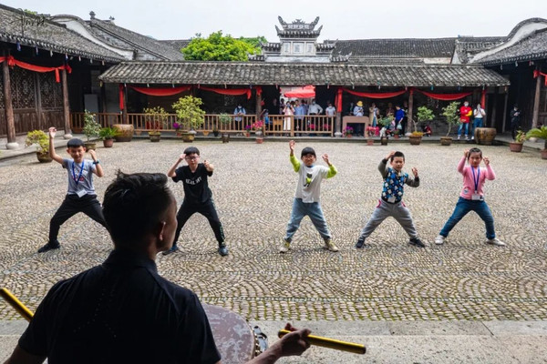 江浙一带的古镇有很多，但是能学舞狮子的，只此一家