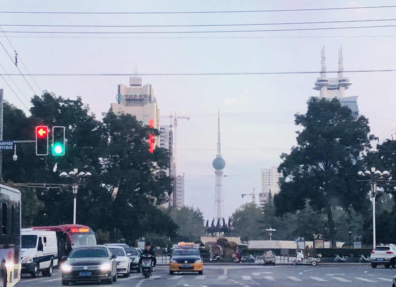 洛阳，夜游古城 这张交通口的照片，跟日本京都很像吧。 这是丽景门，也是洛阳老街的入口 夜色下的丽景门