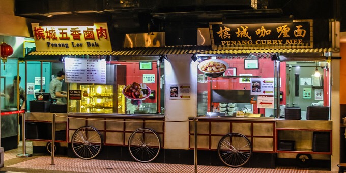徜徉于马来西亚美食街的夜色中