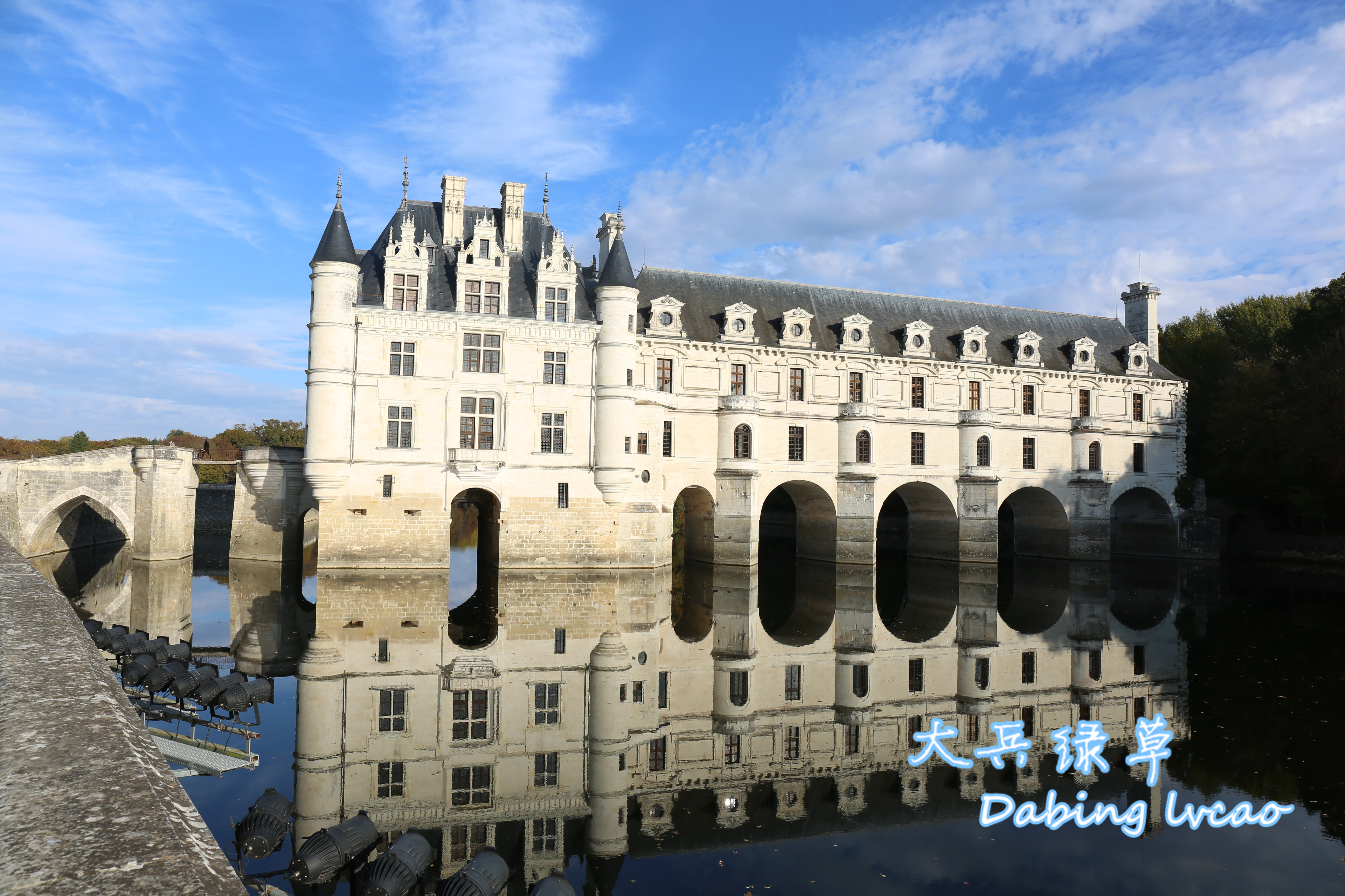 舍农索城堡于十一世纪建在卢瓦尔河的支流谢尔河畔，由法国文艺复兴时期的建筑师菲利伯特·德洛姆（Phil