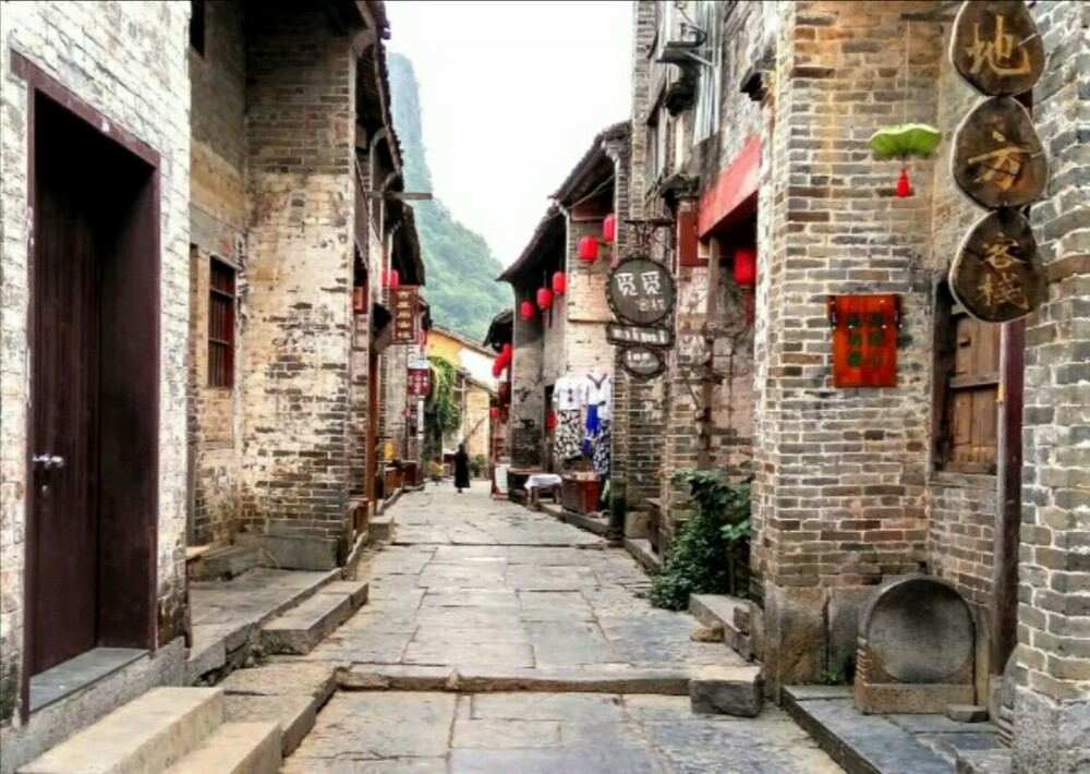 第一感觉黄姚古镇有鼓浪屿的相似，大街小巷是它特有建筑精心装束