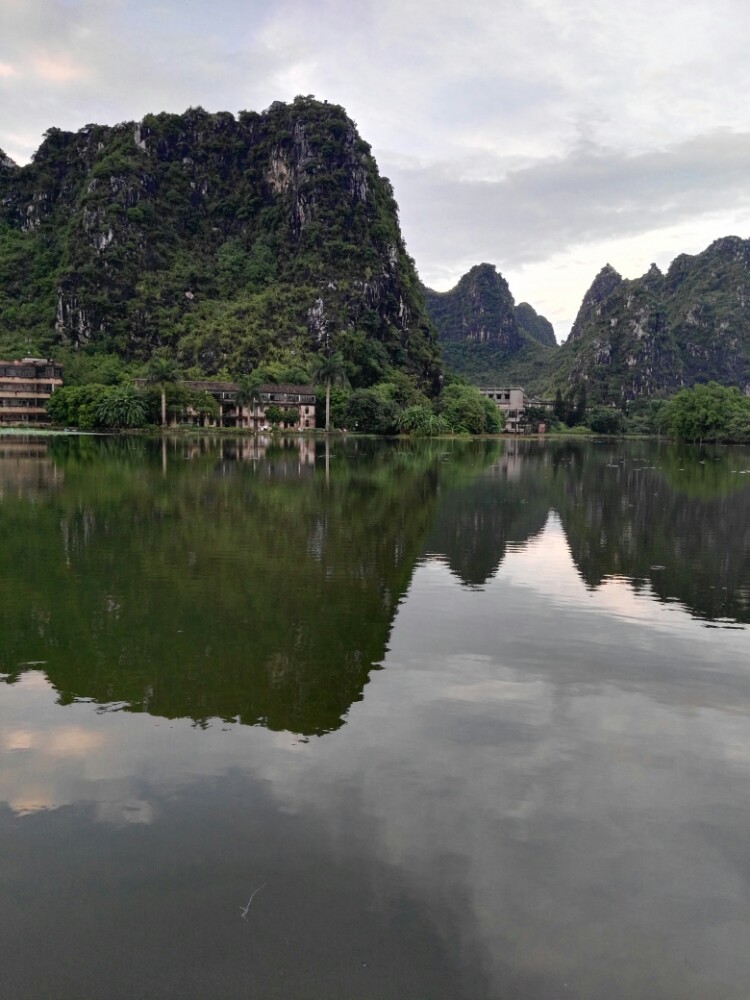 素有小桂林之称的龙珠湖风景区，山美水美