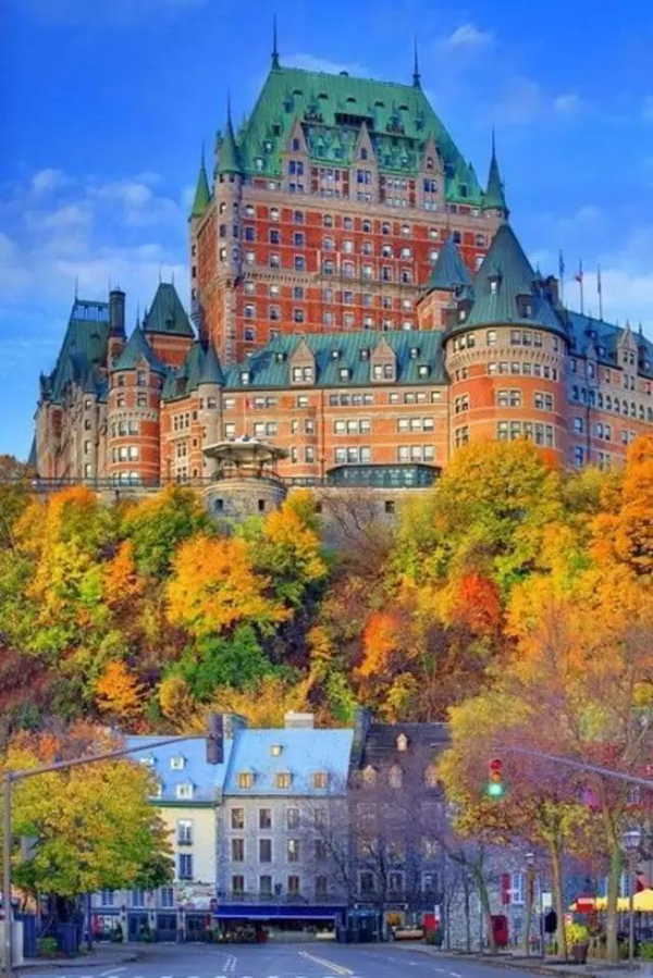10月，是加拿大最不能错过的季节，漫山遍野的红、黄、金色组成的绚烂精致，让人流连忘返，难以自拔。
