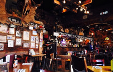 Handlebars Restaurant & Saloon餐厅图片