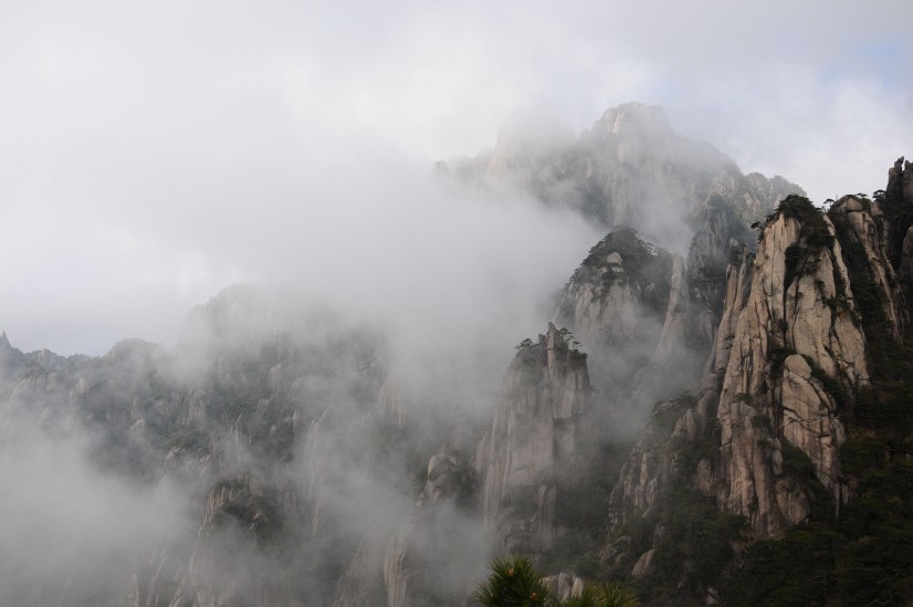 江西三清山风景 偶得闲暇去了一趟道教名山-三清山。运气不错，看到了山中云雾。如丝如缕，如带如练。一路
