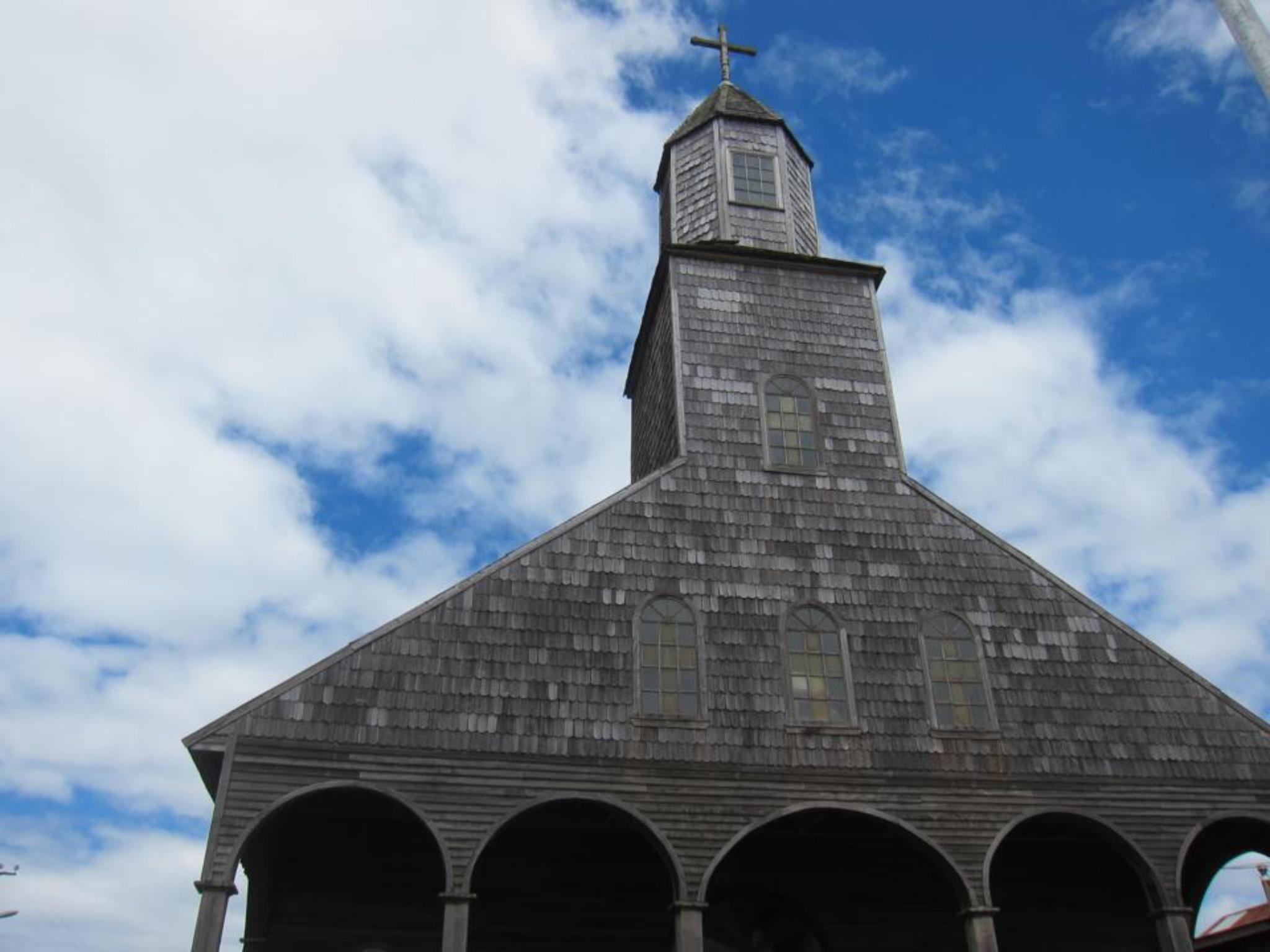 介绍一下 Chiloé；奇洛埃是智利最大的岛屿，位于圣地亚哥南部1000公里。岛屿的居民来自于不同的