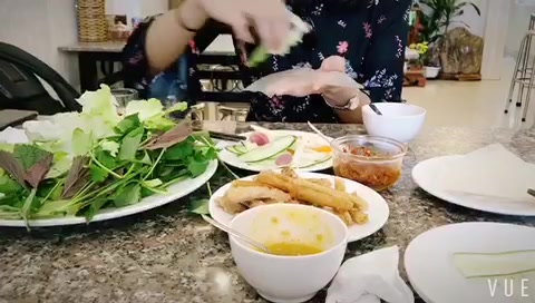 越南最佳民间美食之卷饼的吃法