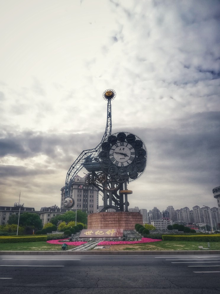 天津世纪钟 2001年1月1日零时，悦耳的钟声在天津站前广场的解放桥前响起，敲响迎接新世纪的钟声。从