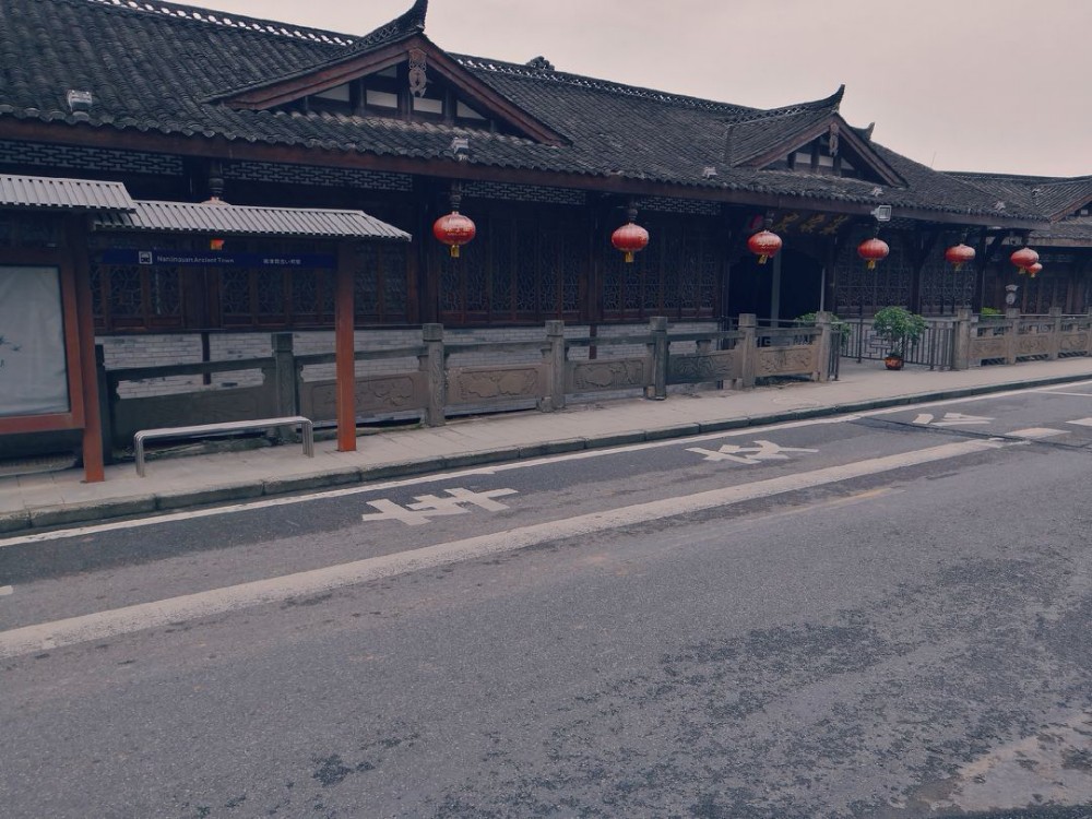 乍一眼有种置身日本京都的感觉，街道也太干净了。