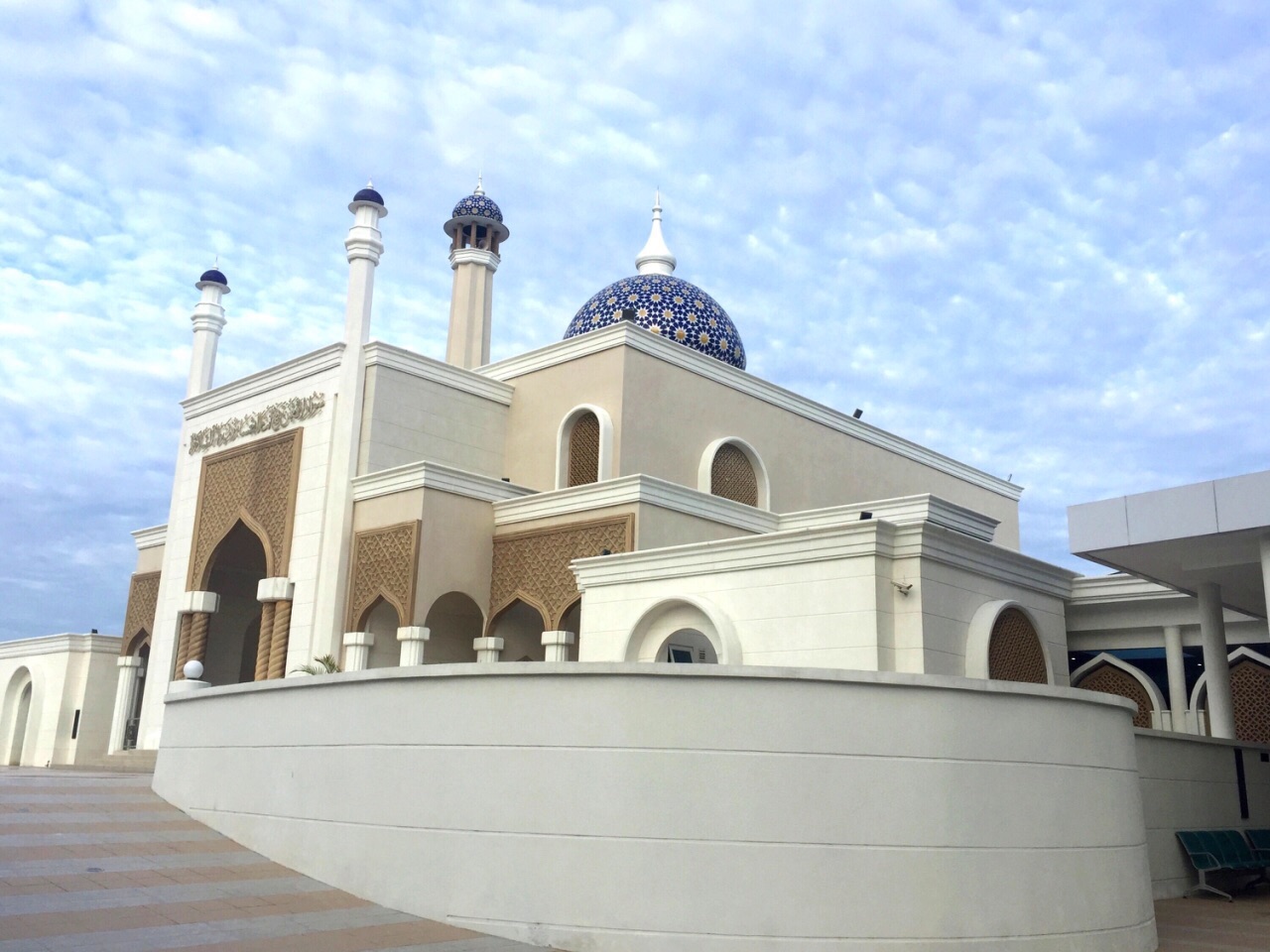 文莱机场外的小清真寺