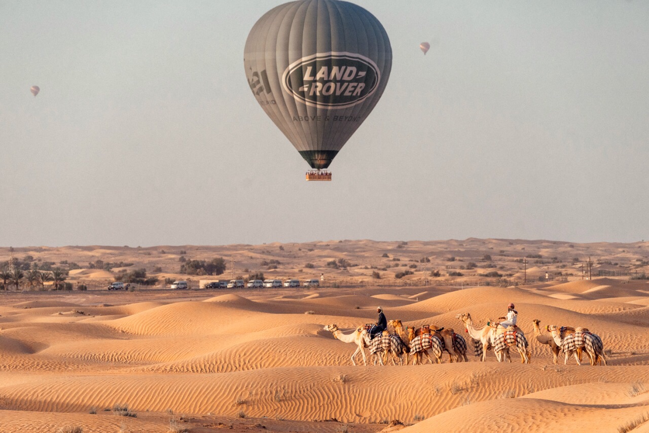 在迪拜乘坐热气球一览沙漠奇景