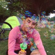 辛巴开始敲石头