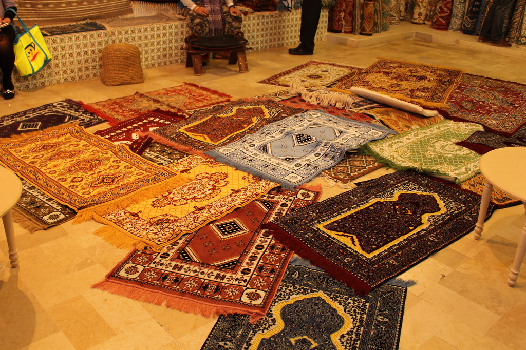 50个清真寺之城，是突尼斯人的精神家园应我们要求当地导游带我们来了这边的地毯工厂，阿拉伯国家盛产地毯
