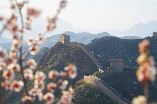 了不起，中国最绚丽长城，位于河北，新闻联播的国歌中曾每天出现