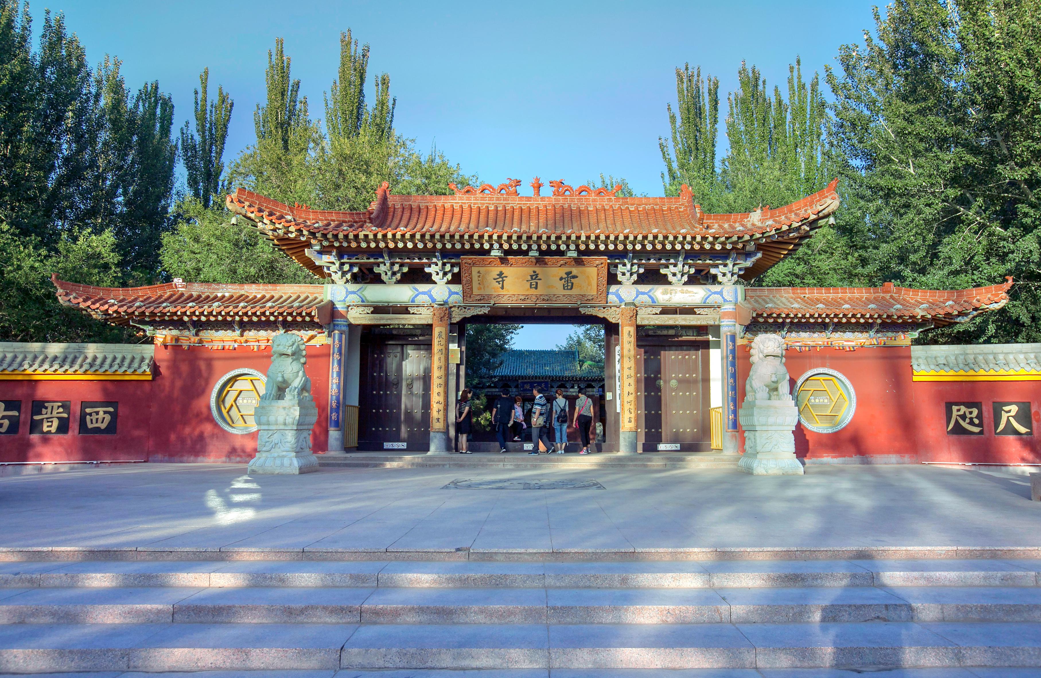 4-Day Dunhuang Tour: Explore the Art Treasures of Mogao Grottoes, Natural Wonders of Mingsha Mountain and Crescent Spring