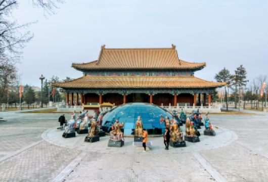 楼观台国家森林公园+赵公明文化景区+终南山古楼观历史文化景区【景区建筑为明清风格依山而建坐南朝北依序展开；以太清门上清门、玉清门三段划分轴线，形成道教“三清圣境”】