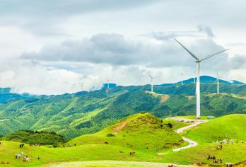 郴州仰天湖大草原一日游【草原里的湖泊/霍比特小屋/观云海】【动漫风车草原/草原里的湖泊/巨型人偶/萌宠乐园/观云海/观日落/滑草/骑马射箭/打卡网红中餐厅】