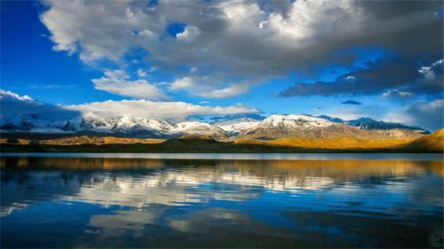2-Day China Xinjiang Essential Sightseeing Private Tour·Kashgar and Taxkorgan丨Karakul Lake, Stone City and Golden Grass Beach
