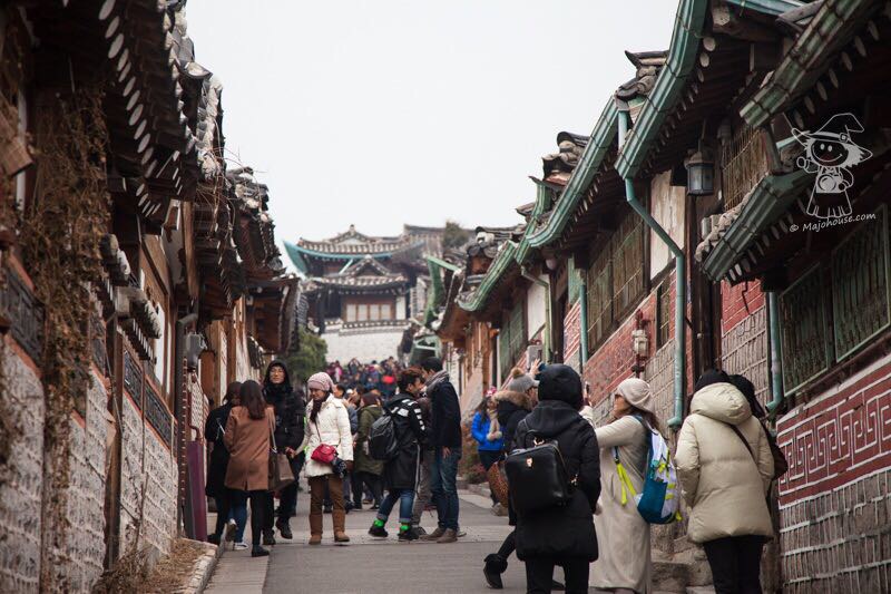 首尔北村韩屋村，边吃边逛  坐落在首尔钟路区，景德宫，昌德宫，以及宗庙附近的北村韩屋村，是拥有600