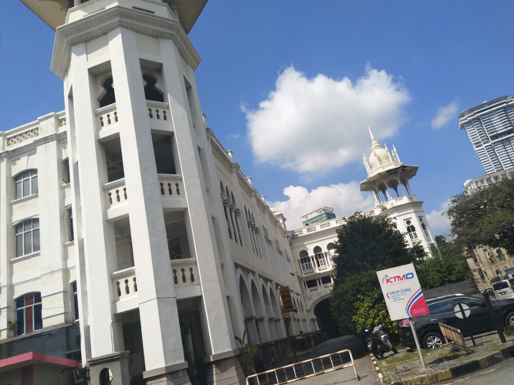 老火车站 距离国家清真寺1公里远的吉隆坡老火车站，至今仍在使用。车站很有年代感，旅客很少。坐在站台的