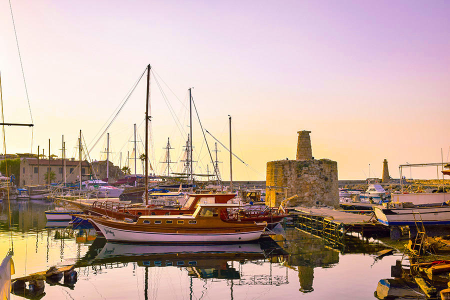 北塞浦路斯最大港口-凯里尼亚，这里夕阳正好