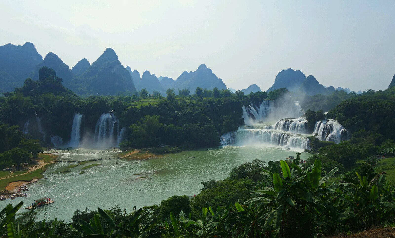 壮观的德天大瀑布          德天跨国大瀑布位于广西崇左市大新县中越边境，瀑布横跨中国、越南两