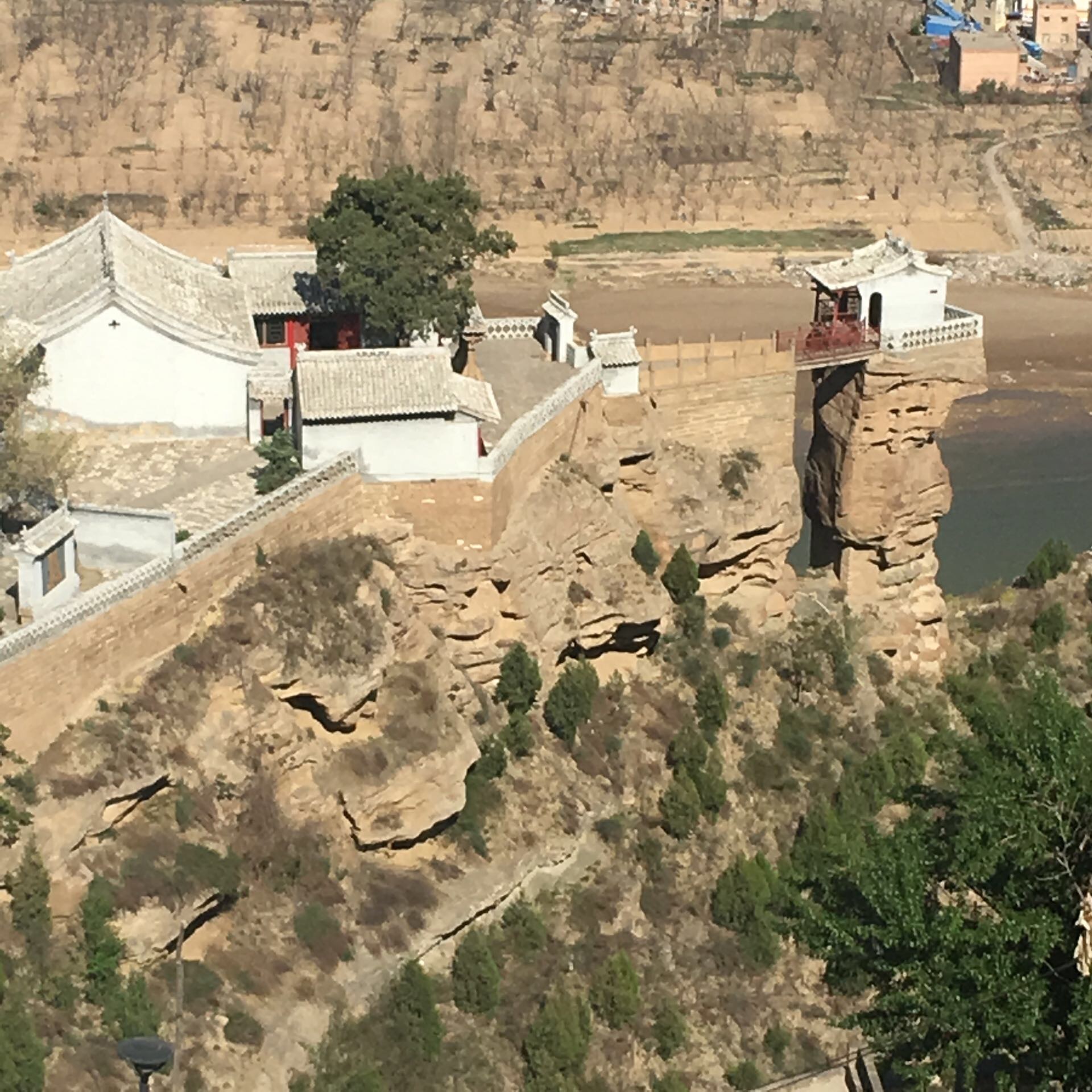 香炉寺——黄河绝壁上的寺院