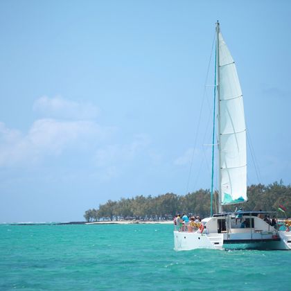 毛里求斯鹿岛双体船巡游+鹿岛滑翔伞+鹿岛太阳能海底漫步一日游