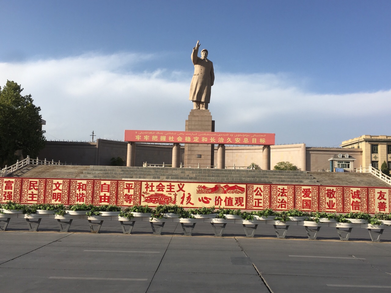喀什人民广场：高大的毛主席像