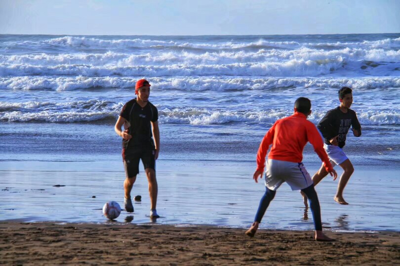 大西洋海滩上的摩洛哥足球迷