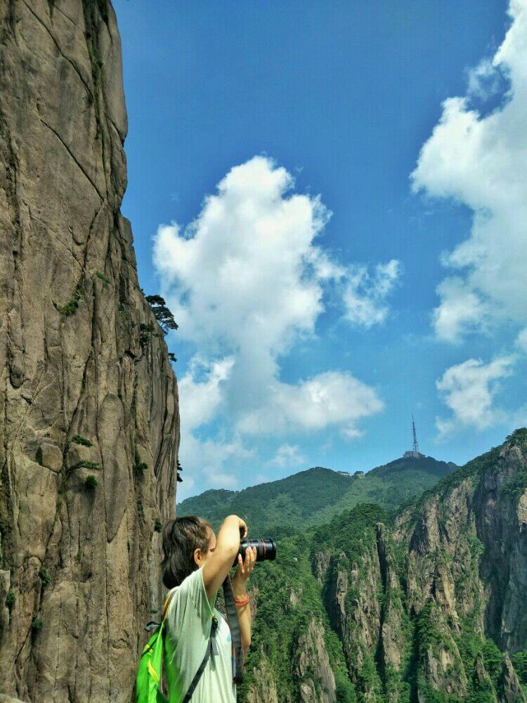 #锦绣黄山# 黄山是世界文化与自然双重遗产，世界地质公园，国家AAAAA级旅游景区，国家级风景名胜区