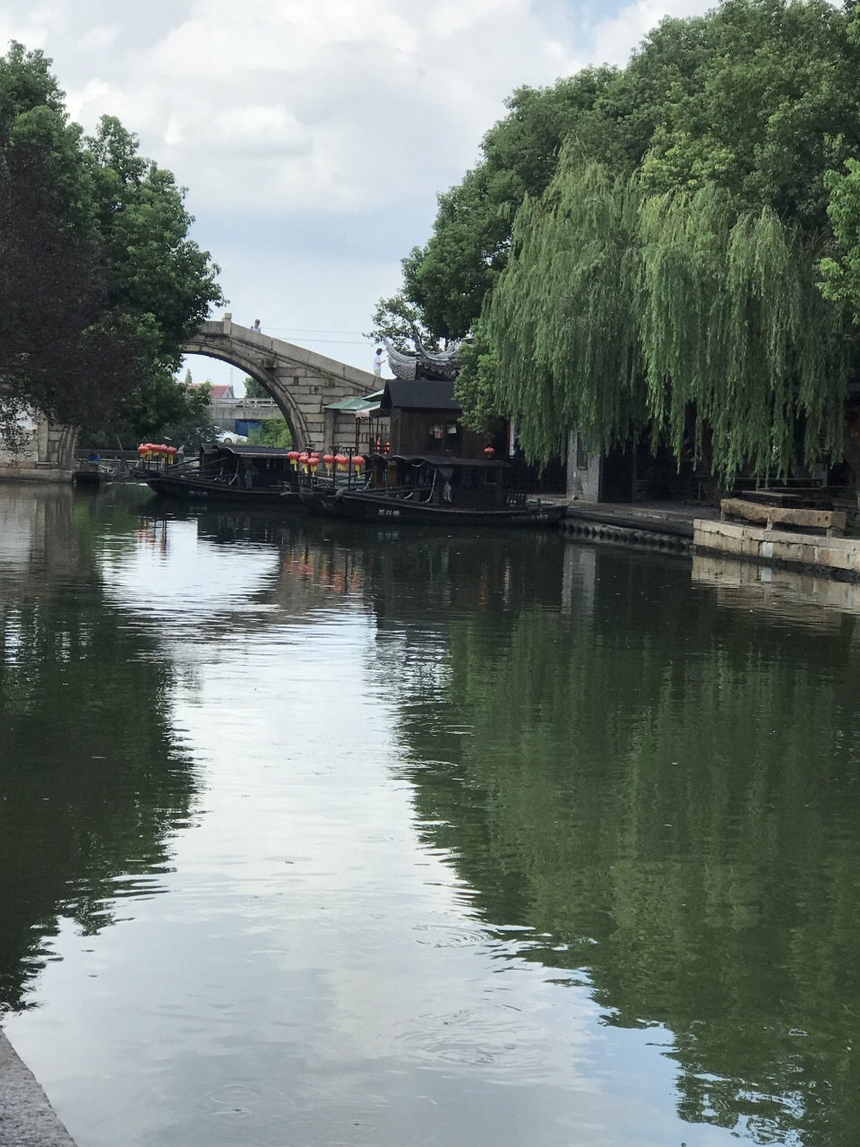 西塘古镇是个好地方，有水，有桥，有船。是个休闲的地方，它的