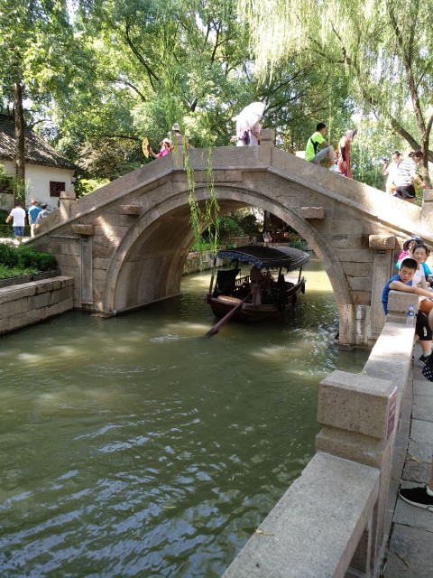 江南水乡周庄的小桥看上去就是秀气！