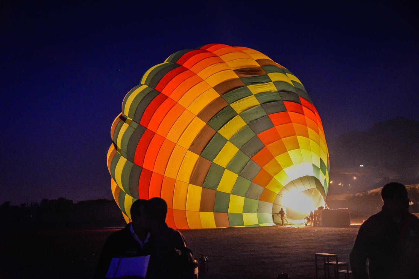 乘坐热气球飞跃8000年历史