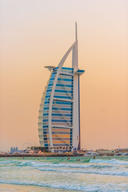 遇见迪拜最美日落，七星级帆船酒店就在边上