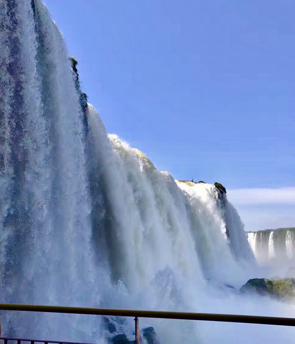 【伊瓜苏大瀑布】 伊瓜苏大瀑布位于巴西和阿根廷交界处，这次我们一次从两个国家去欣赏瀑布的美景，就像尼