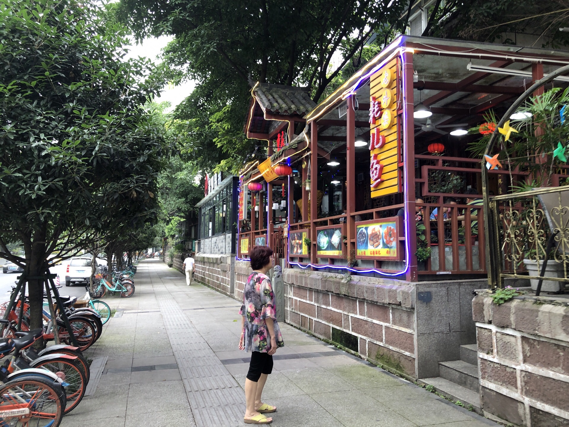 成都芳邻路酒吧一条街