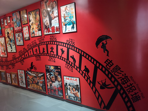 成龙电影艺术馆成龙的电影海报墙，记录了他长达40余年的从影生涯 成龙电