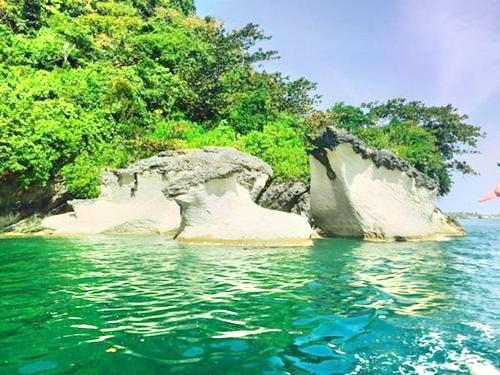 可以在此饱览海底奇景，在沙滩上享受日光浴。香蕉船、摩托艇等水上娱乐项目繁多，游客还可选择新鲜刺激的海