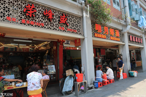 厦门小吃店开张迎客随拍
