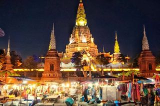 西双版纳告庄琳琅满目的夜市令人着迷，此处才是吃货真正的天堂！