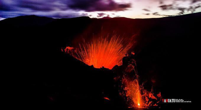 大地壮歌，亚速尔火山｜赤色浓烟，在火山口翻滚，绝望中的凄美